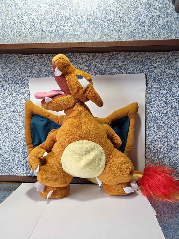 1998 Nintendo Pokemon Charizard 12 inch Plush Toy