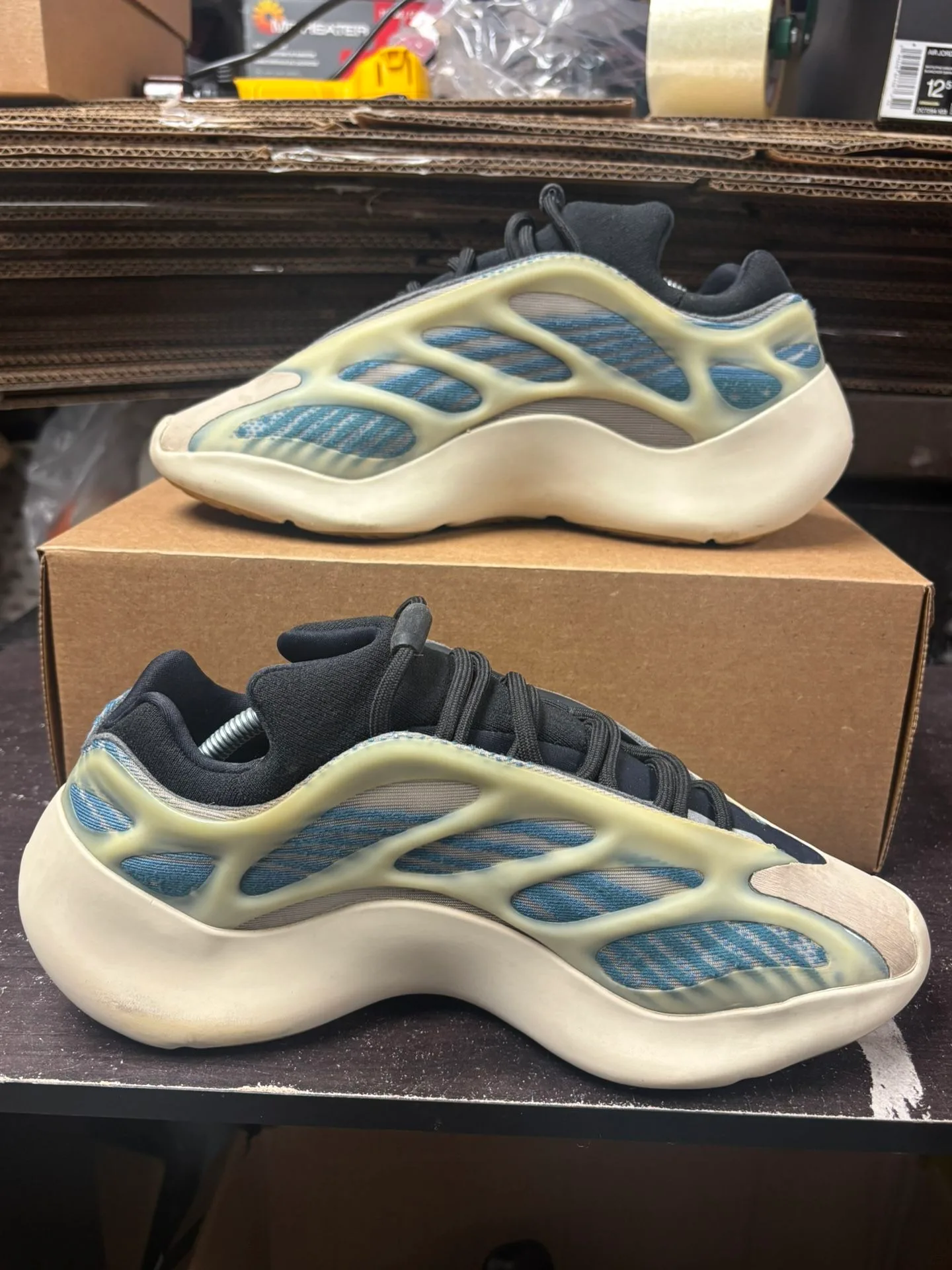 Adidas Yeezy 700 Kyanite image indicator(5)