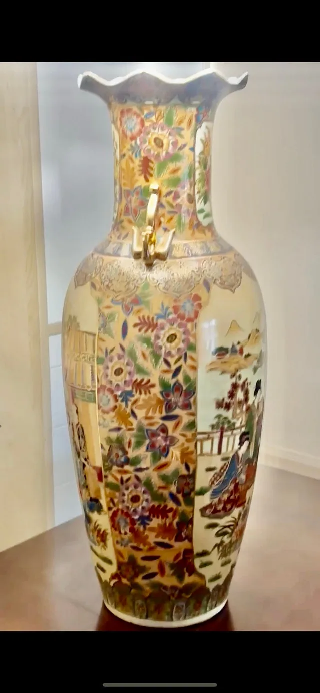 Satuma vase (real gold trim )