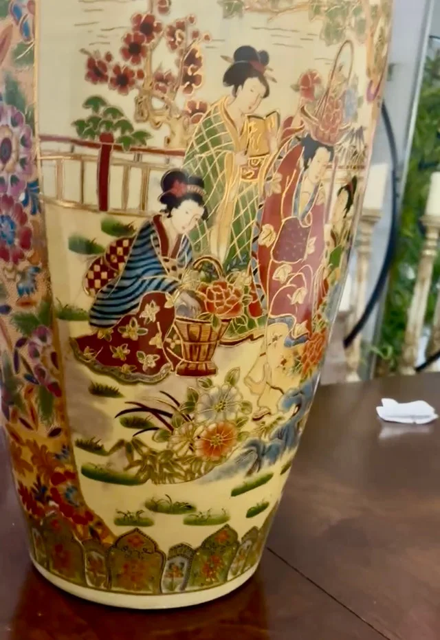 Satuma vase (real gold trim ) image indicator(2)