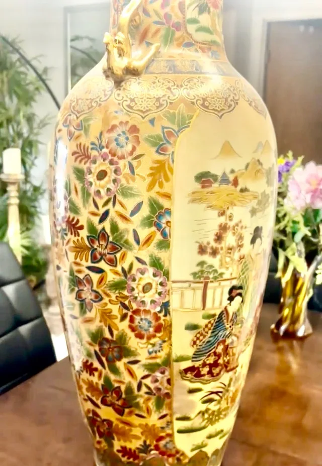 Satuma vase (real gold trim ) image indicator(3)