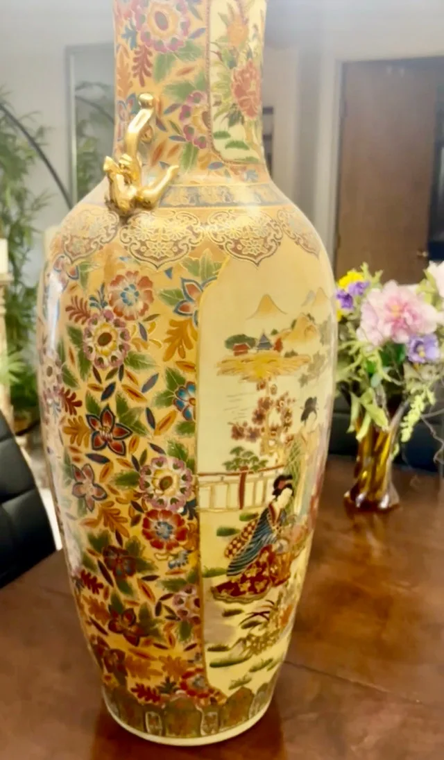 Satuma vase (real gold trim ) image indicator(4)