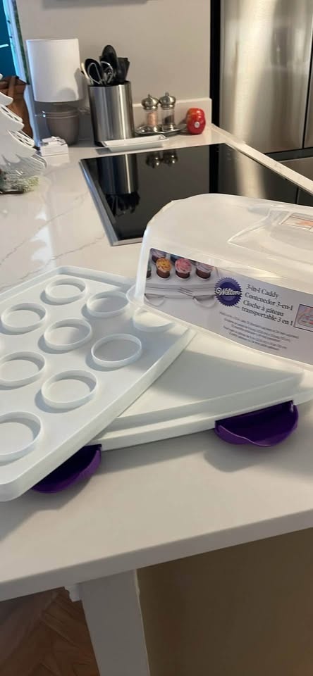 Brand new Wilton 3-in-1 caddy. Holds cake & cupcakes - photo 4