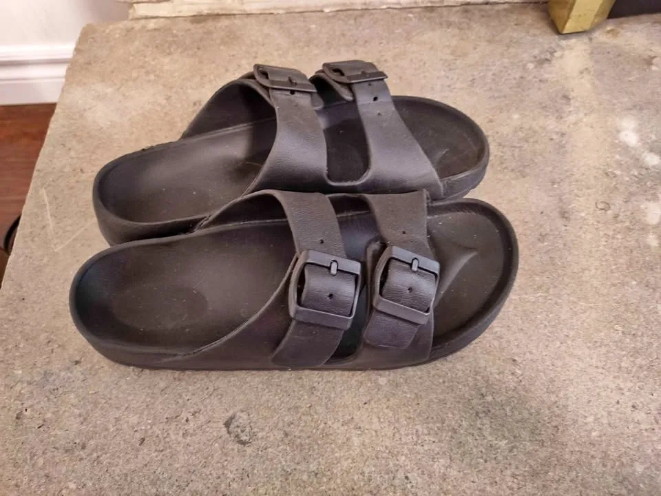 Size 40 sandals not worn a little dusty from storage