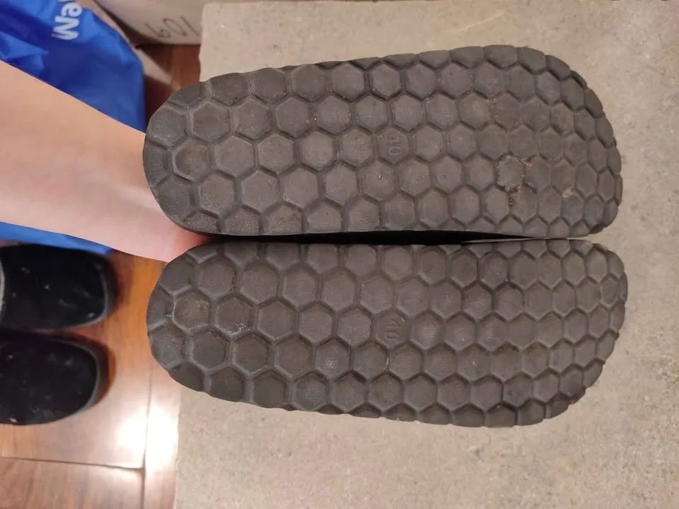 Size 40 sandals not worn a little dusty from storage image indicator(2)