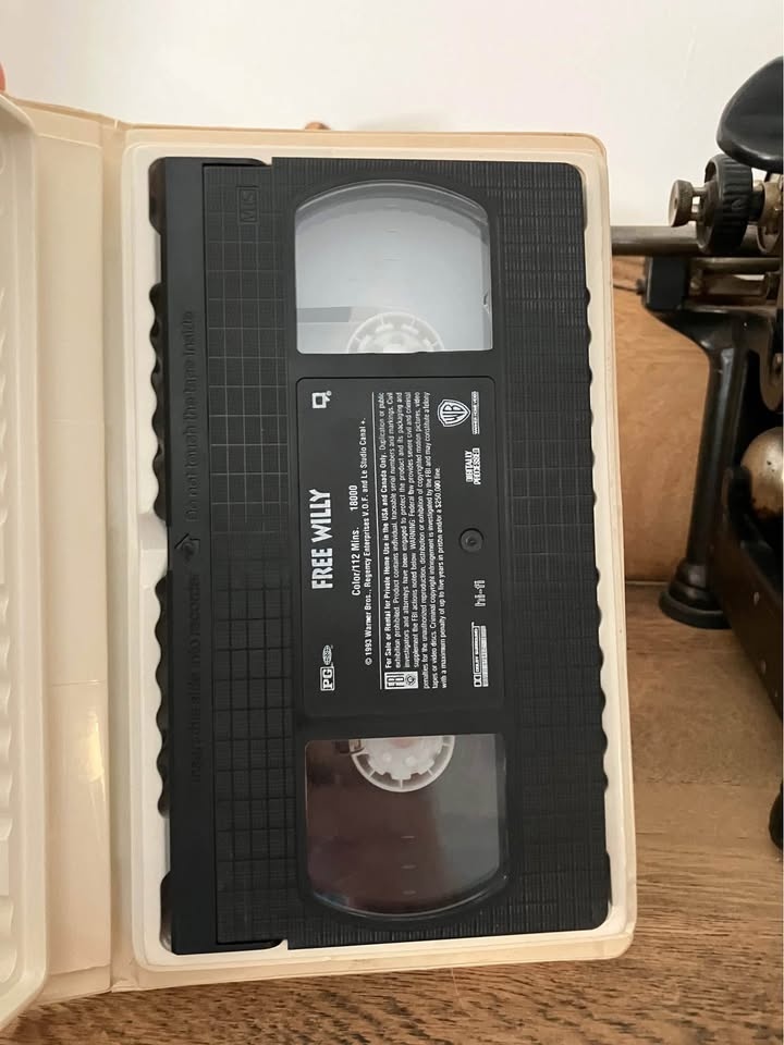 Free Willy VHS Tape - photo 2