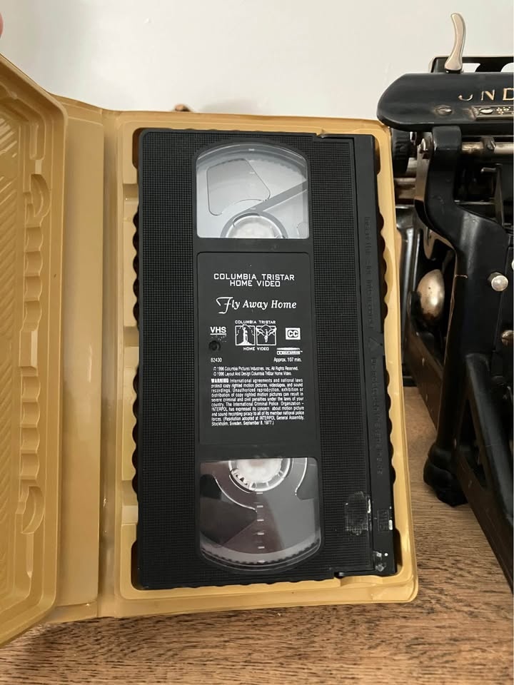 Fly Away Home VHS Tape - photo 2