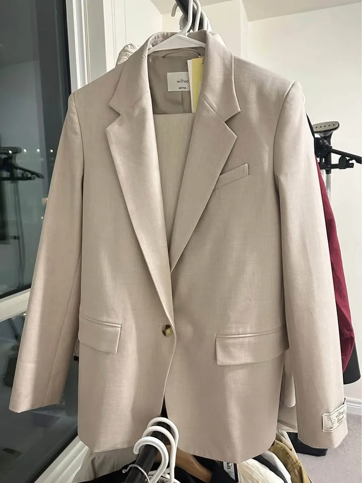 Aritzia Blazer & Agency Pants Set Size 0 NWT image indicator(4)