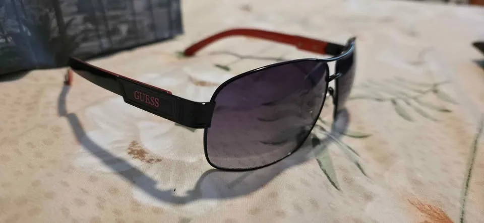 Guess sunglasses image indicator(2)