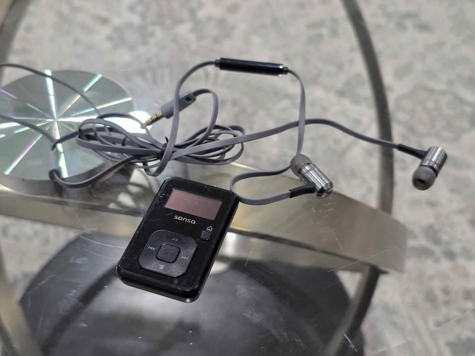 SanDisk Sansa Clip+ 8GB MP3 Player - Black - photo 3