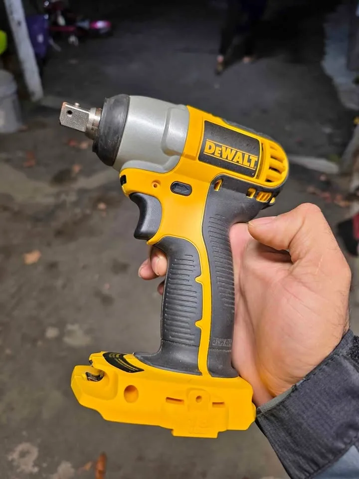DEWALT DC820 CORDLESS IMPACT WRENCH Type: 2 18VDC