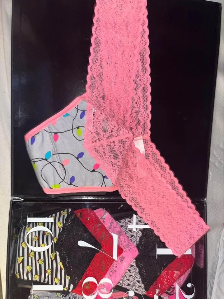 BNIB Victoria’s Secret 12days of Christmas Thong Advent image indicator(4)