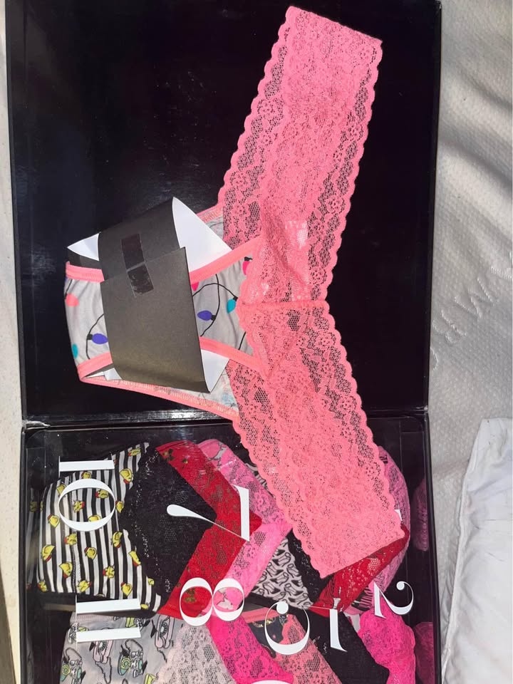 BNIB Victoria’s Secret 12days of Christmas Thong Advent - photo 5