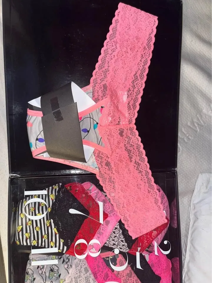 BNIB Victoria’s Secret 12days of Christmas Thong Advent image indicator(5)