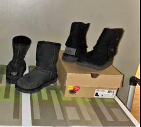 Girls Authentic Uggs winter boots. Black T Classic size 13 ($40)