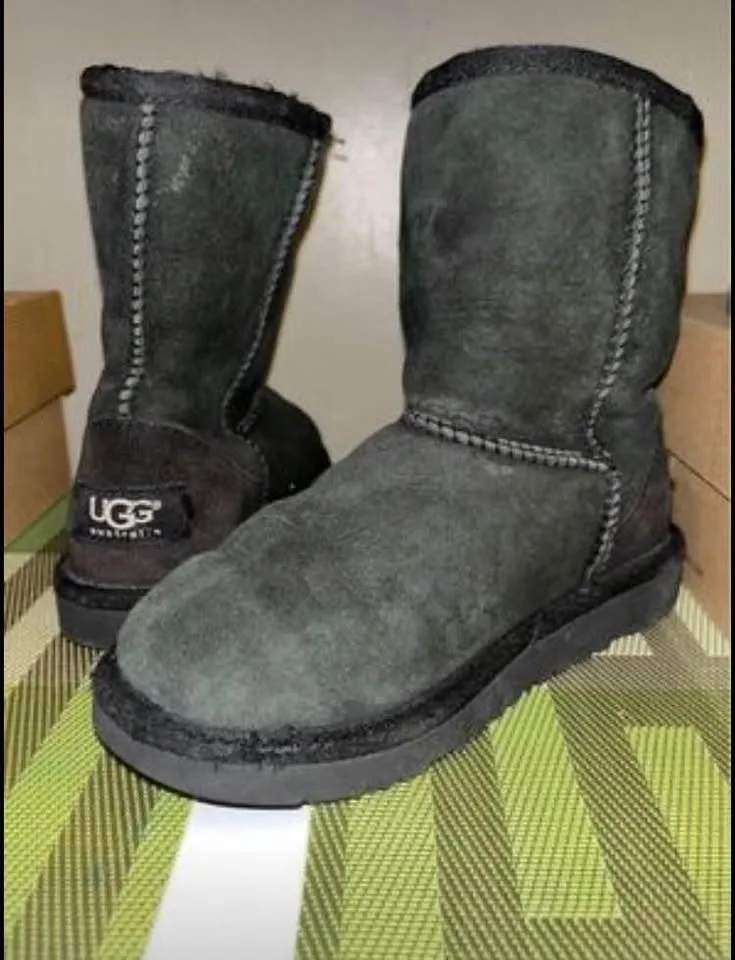 Girls Authentic Uggs winter boots. Black T Classic size 13 ($40) image indicator(2)
