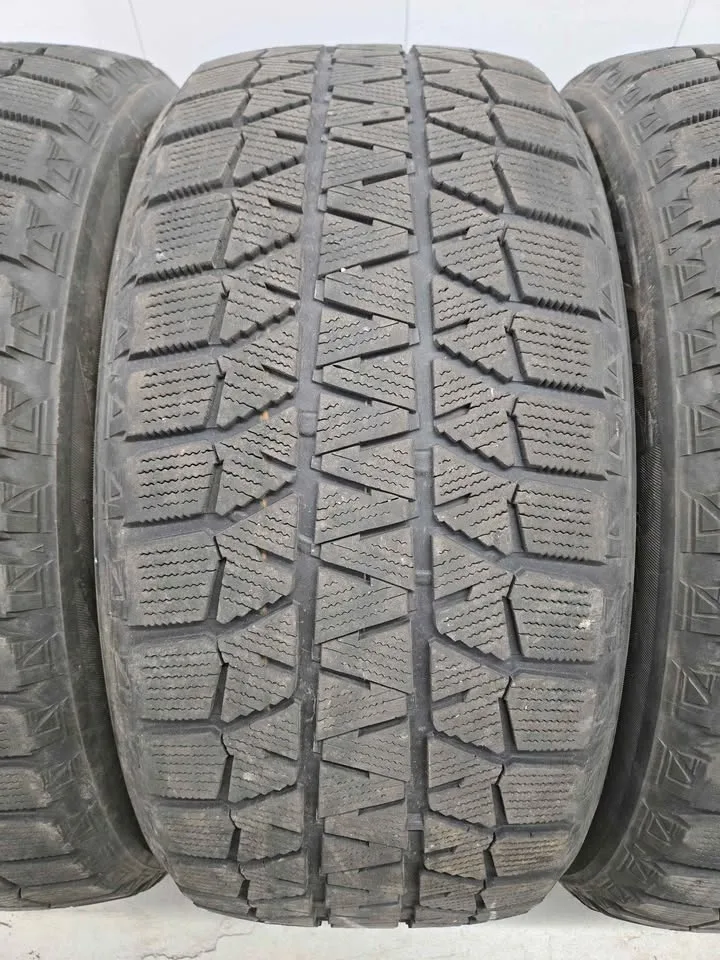 Bridgestone Blizzak Winter Tires- 245/50R18 image indicator(4)