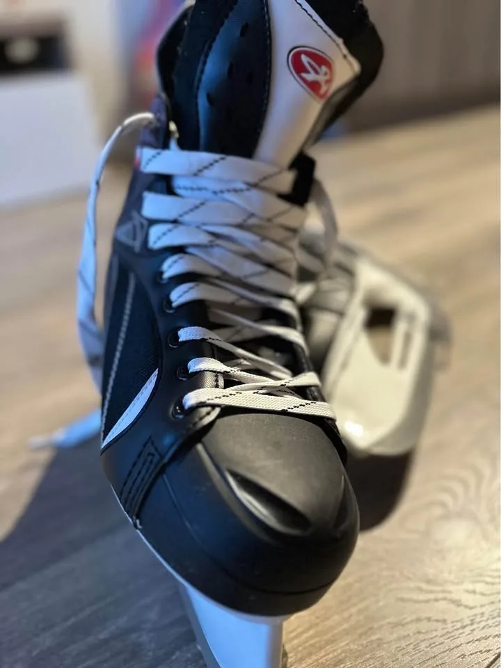 Ice Skates Size 11 (Hespeler)