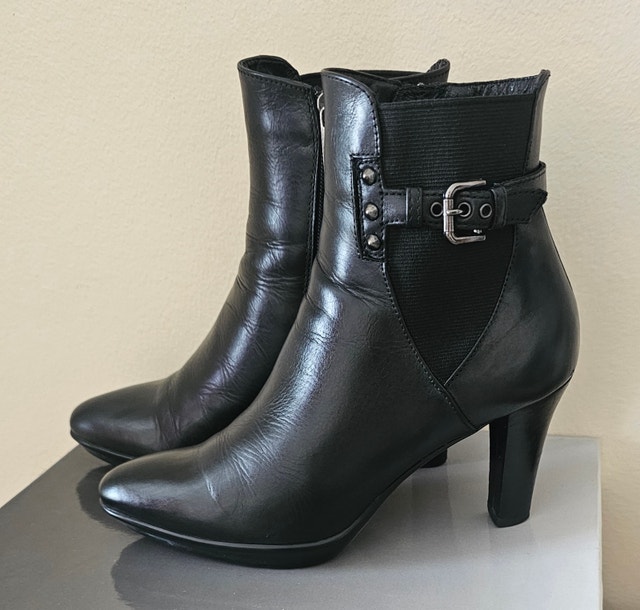Aquatalia Black Leather Boots Size 7B