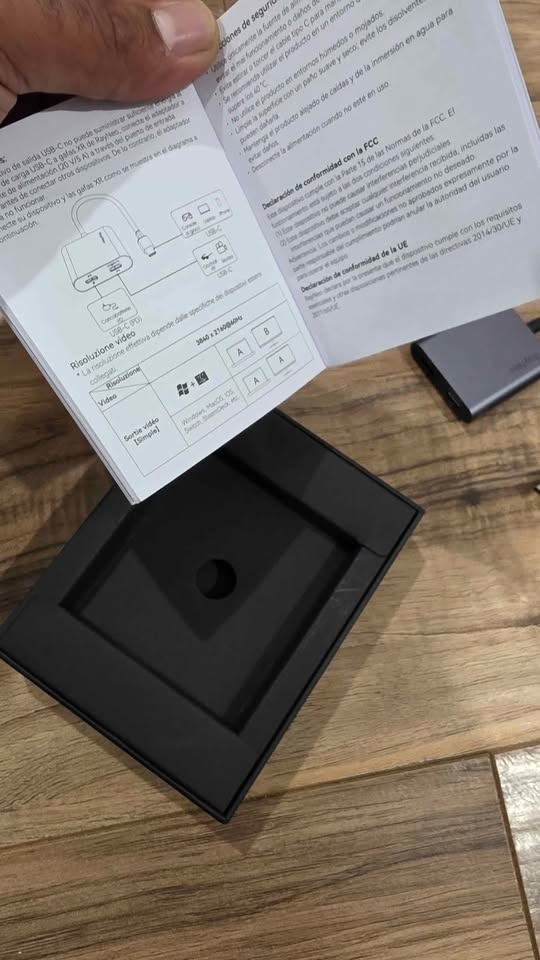 RayNeo - USB to Glasses and Charging Adapter - Black - photo 4