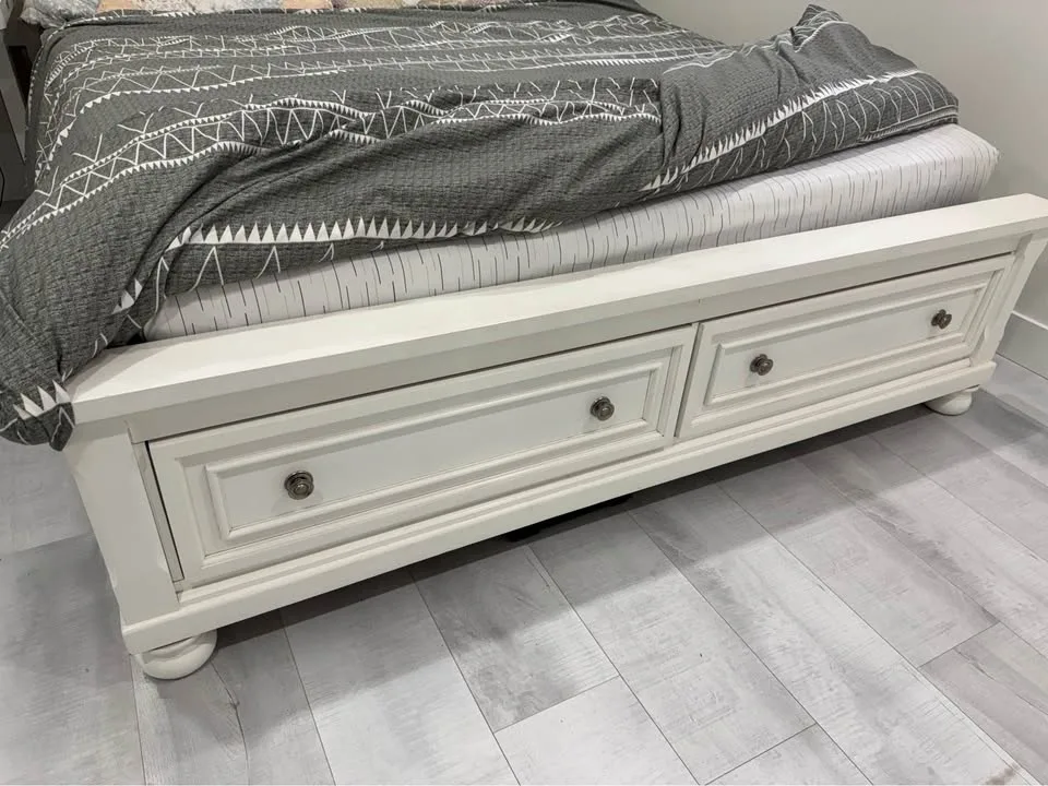 Ashley king bed - Like new image indicator(4)