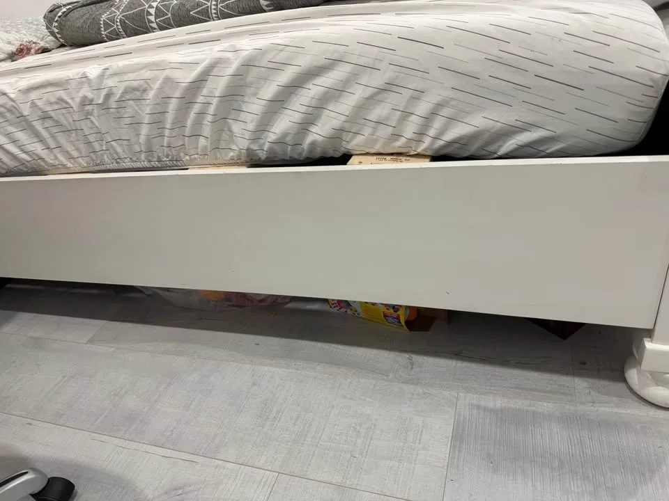 Ashley king bed - Like new image indicator(6)