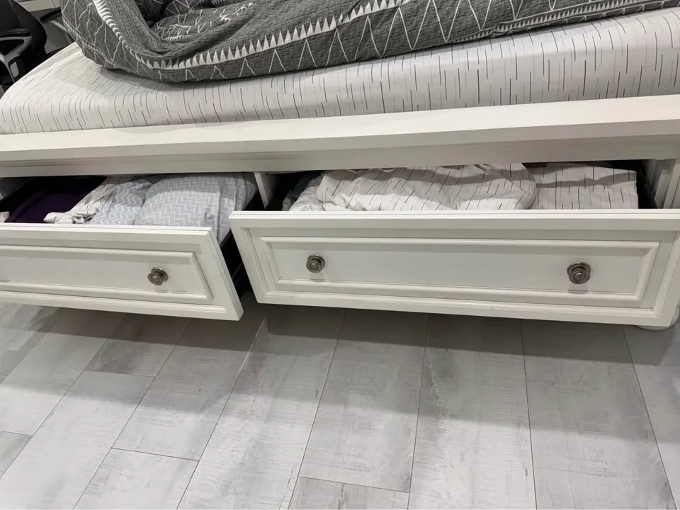 Ashley king bed - Like new image indicator(7)