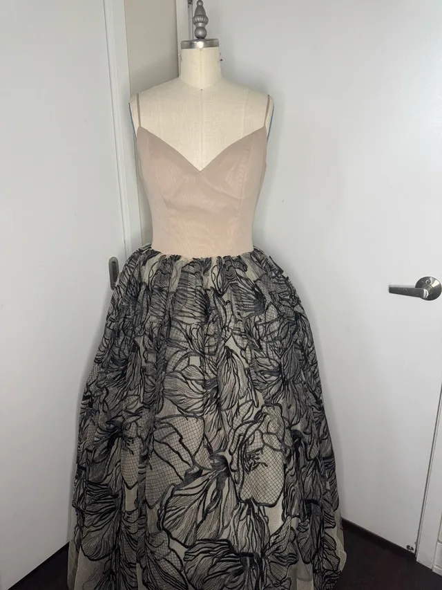 Ladies Size 6 Dress Beautiful Absolutely Gorgeous One of a Kind image indicator(3)