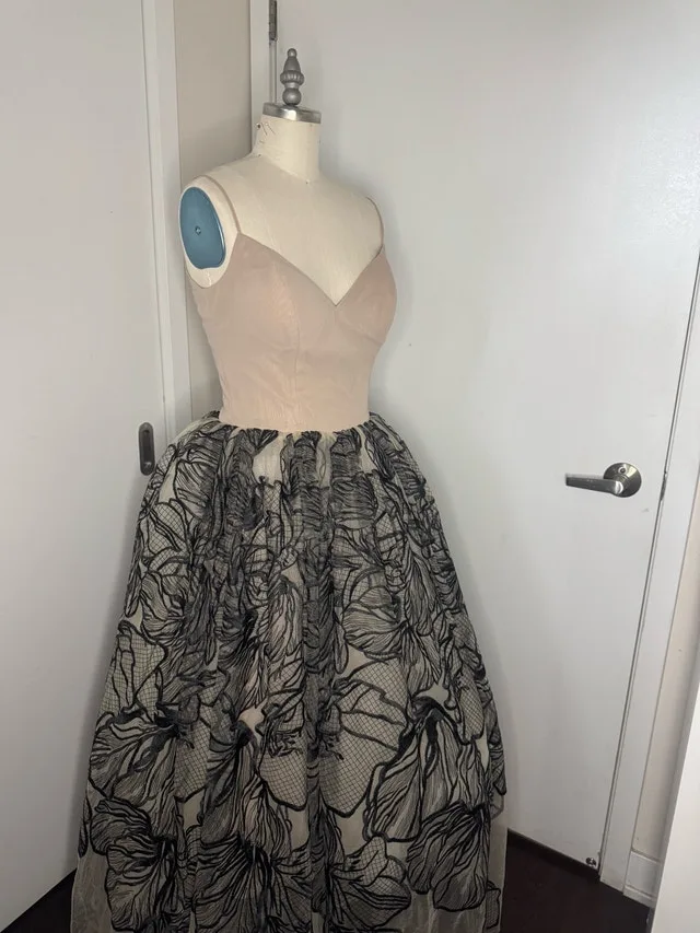 Ladies Size 6 Dress Beautiful Absolutely Gorgeous One of a Kind image indicator(9)