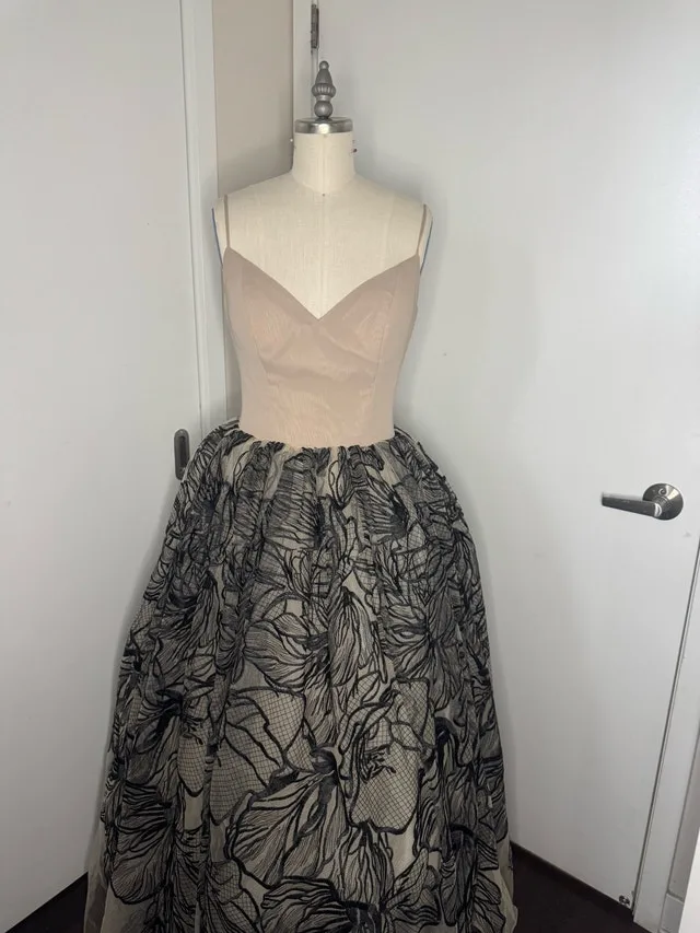 Ladies Size 6 Dress Beautiful Absolutely Gorgeous One of a Kind image indicator(10)