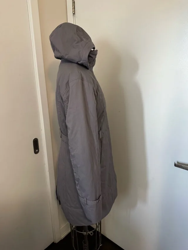 Lululemon Beautiful Size 6 Winter Coat light lilac purple colour image indicator(10)