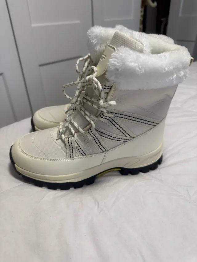 BRAND NEW Ladies Size 8 Winter Boots Brand new never worn