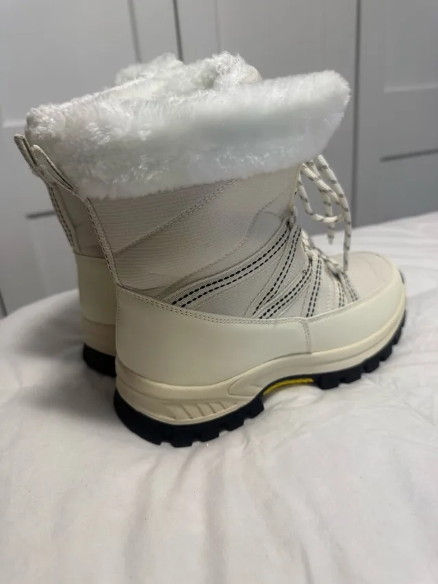 BRAND NEW Ladies Size 8 Winter Boots Brand new never worn image indicator(4)