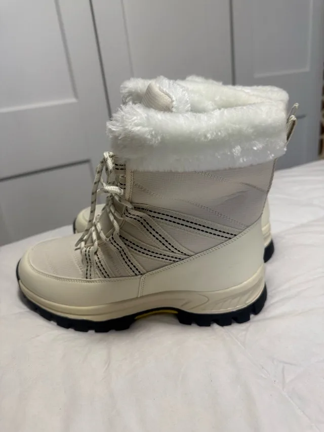 BRAND NEW Ladies Size 8 Winter Boots Brand new never worn image indicator(6)