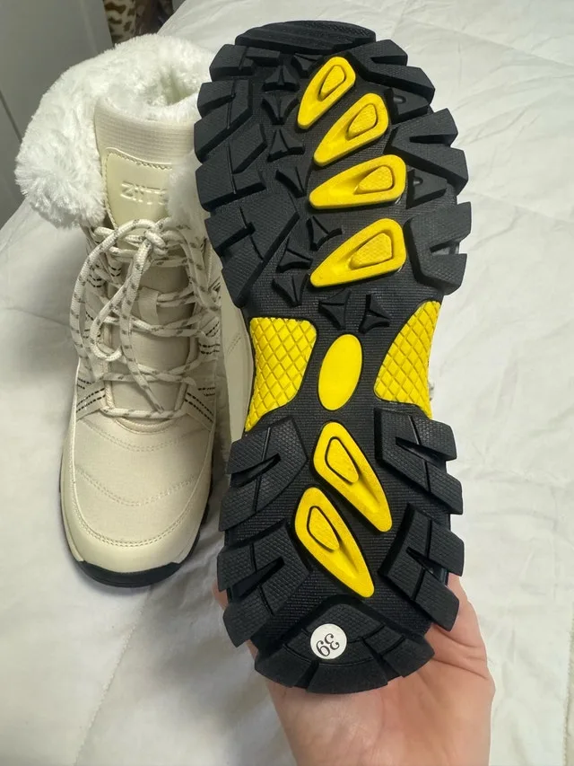 BRAND NEW Ladies Size 8 Winter Boots Brand new never worn image indicator(9)