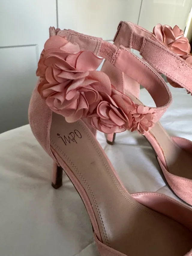 Ladies Brand New DSW Size 9 Heels NEW with tag originally $140 image indicator(2)