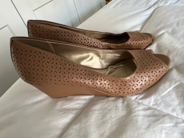 Ladies Brand New Size 11 Open Toe Wedge Heel NEW w tag Reg$50.84 image indicator(3)