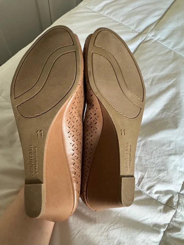 Ladies Brand New Size 11 Open Toe Wedge Heel NEW w tag Reg$50.84 image indicator(4)