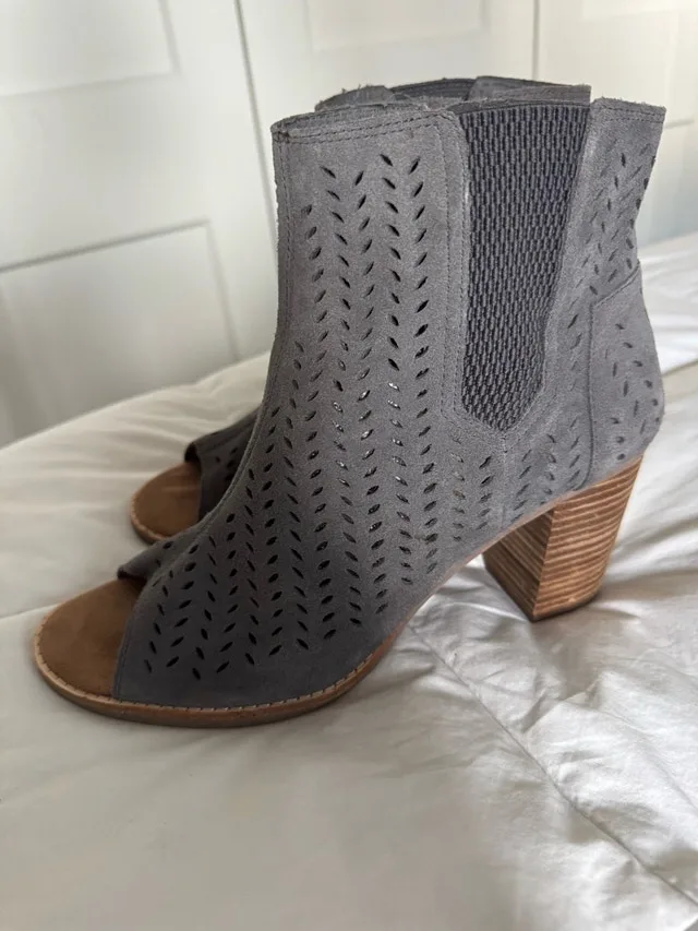 Ladies Size 11 TOMS boots New - Like New Worn Once