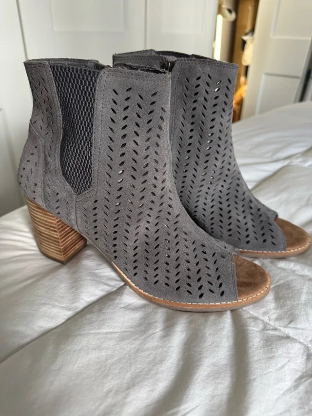 Ladies Size 11 TOMS boots New - Like New Worn Once image indicator(2)