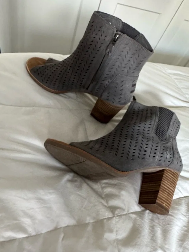 Ladies Size 11 TOMS boots New - Like New Worn Once image indicator(5)