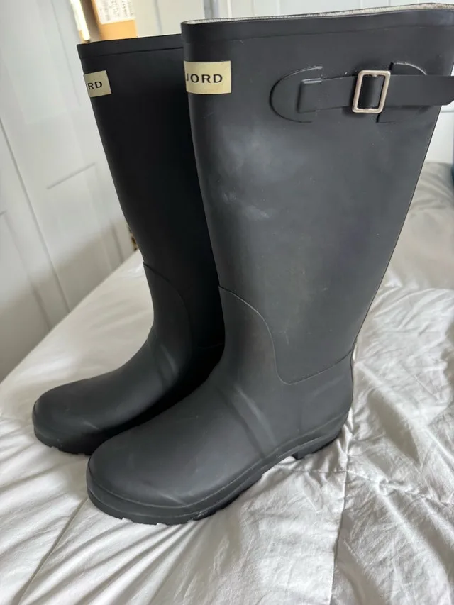 Brand New Ladies Size 11 Rain Boots $20 - New Never Worn image indicator(6)