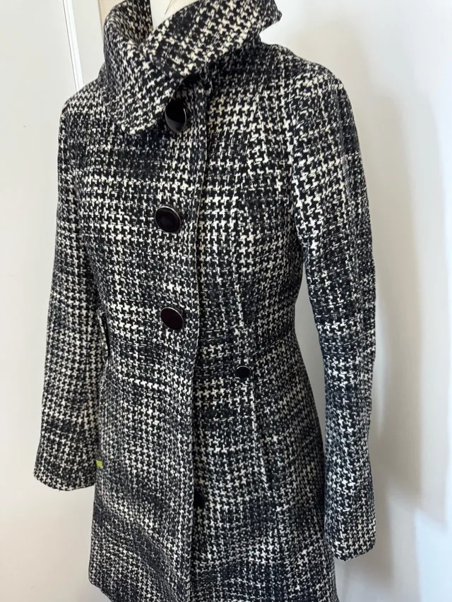 Stunning Ladies Size Small Coat purchased at Saks / Holt Renfrew image indicator(3)
