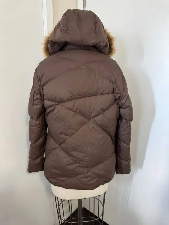 Ladies 90% Down Size Large Winter Coat, in beautiful condition image indicator(4)