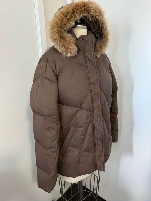 Ladies 90% Down Size Large Winter Coat, in beautiful condition image indicator(5)
