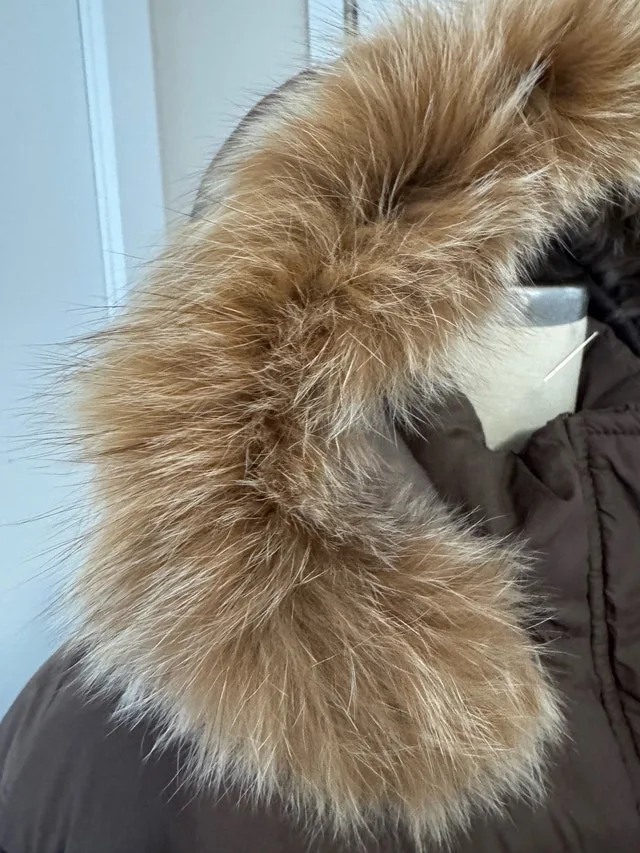 Ladies 90% Down Size Large Winter Coat, in beautiful condition image indicator(6)