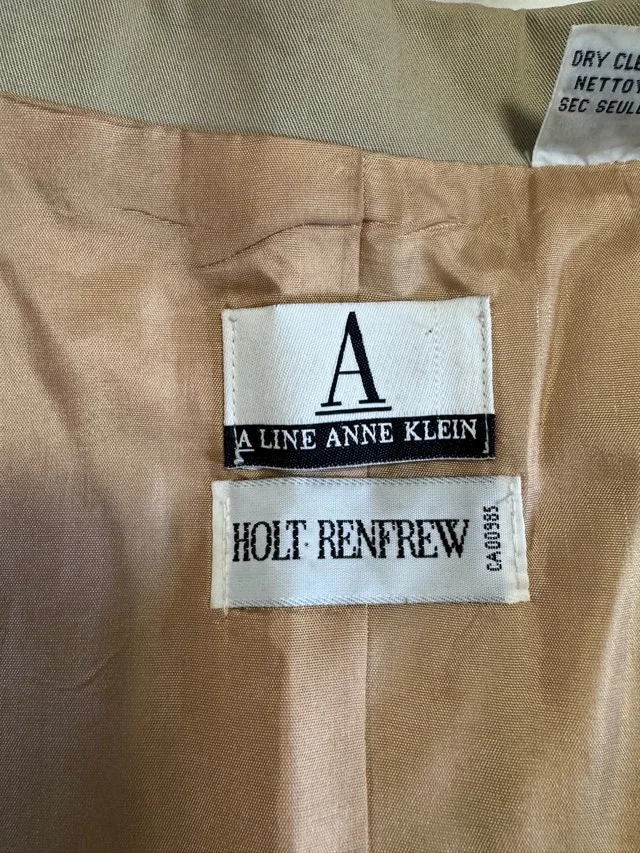 Ladies Size Medium Holt Renfrew Vest New Never Worn image indicator(8)