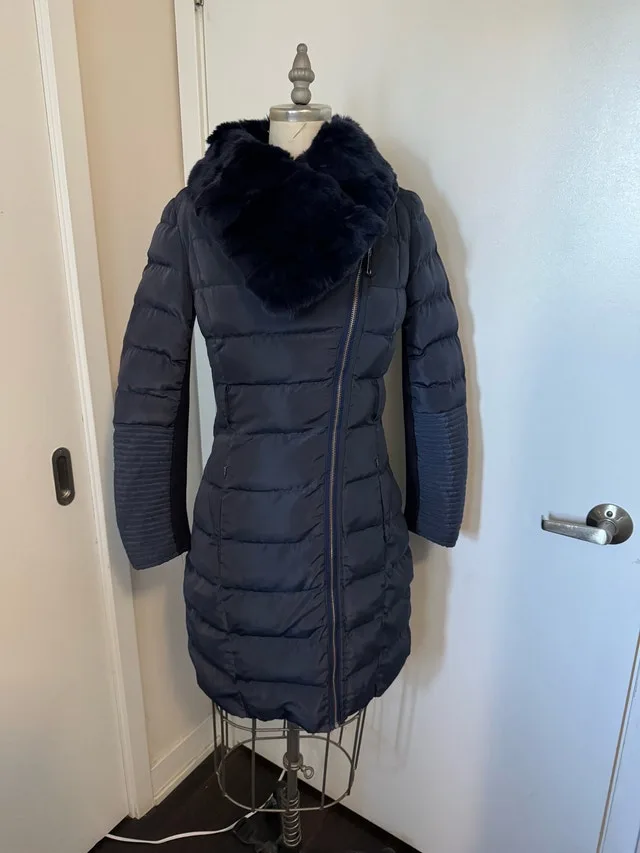 Beautiful Ladies Size Small Winter Jacket - Like New $60 image indicator(5)