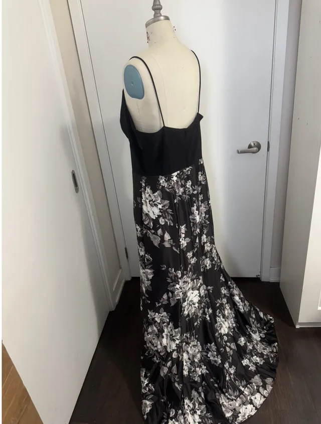 Ladies Size 17 Special Occasion Evening Dress - New With Tags On image indicator(9)