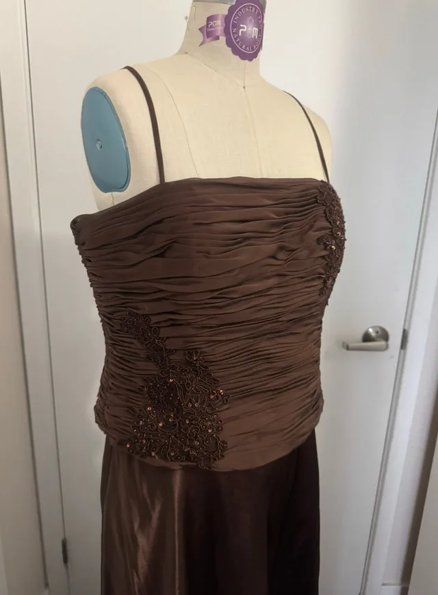 Ladies Size 16 Special Occasion Evening Dress - Worn Once image indicator(4)